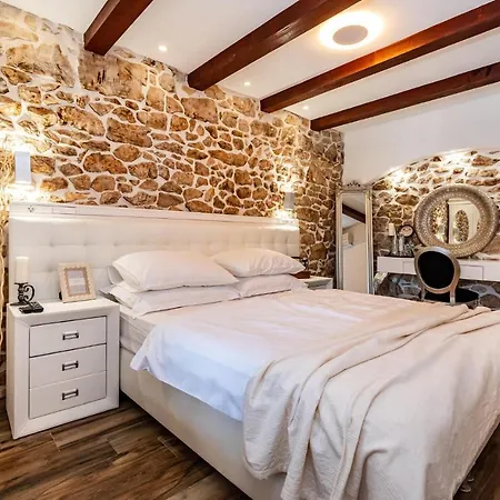 Awesome In With Outdoor Swimming Pool, Wifi And 3 Bedrooms Slivnica