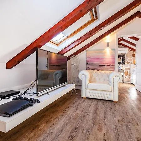 Awesome In With Outdoor Swimming Pool, Wifi And 3 Bedrooms Holiday home *