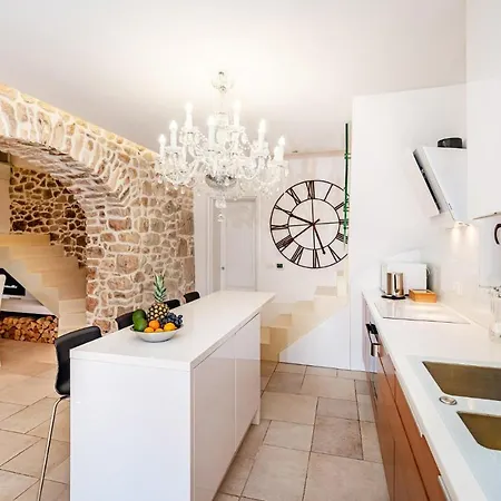 Awesome In With Outdoor Swimming Pool, Wifi And 3 Bedrooms Holiday home *