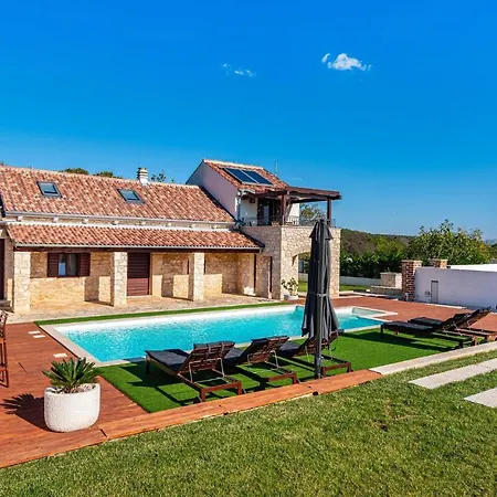 Awesome In With Outdoor Swimming Pool, Wifi And 3 Bedrooms Casa vacanze