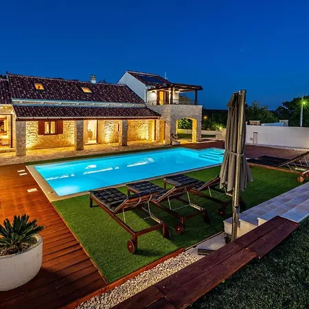 Awesome In With Outdoor Swimming Pool, Wifi And 3 Bedrooms Slivnica