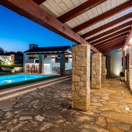 Awesome In With Outdoor Swimming Pool, Wifi And 3 Bedrooms Casa vacanze Slivnica