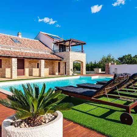 Awesome In With Outdoor Swimming Pool, Wifi And 3 Bedrooms