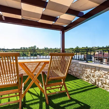 Casa vacanze Awesome In With Outdoor Swimming Pool, Wifi And 3 Bedrooms Slivnica