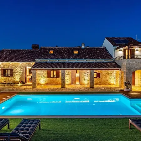 Awesome In With Outdoor Swimming Pool, Wifi And 3 Bedrooms Casa vacanze
