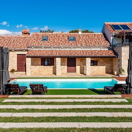Awesome In With Outdoor Swimming Pool, Wifi And 3 Bedrooms Slivnica