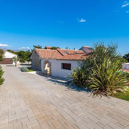 Awesome In With Outdoor Swimming Pool, Wifi And 3 Bedrooms Casa vacanze Slivnica