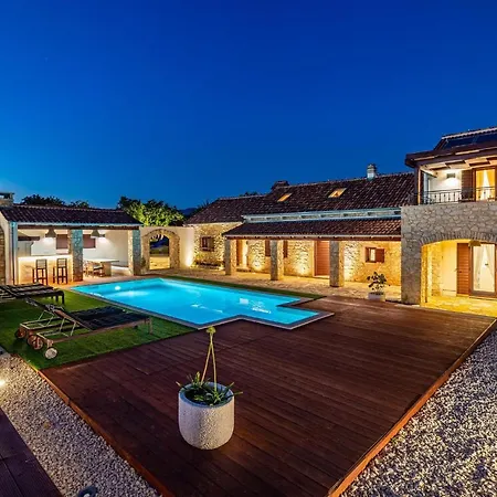 Casa vacanze Awesome In With Outdoor Swimming Pool, Wifi And 3 Bedrooms Slivnica